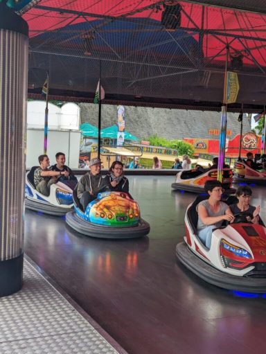 Autoscooter mit Fahrgästen in einer Vergnügungspark-Atmosphäre.