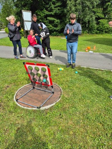 Gruppenspiel im Freien mit behindertengerechter Ausrüstung und freudigen Teilnehmern.