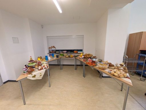 Ein Tisch mit verschiedenen Lebensmitteln in einem hellen Raum.