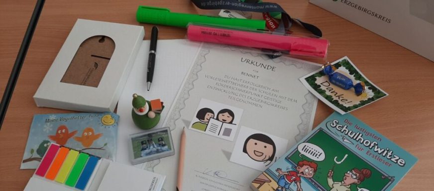 Bunte Schulmaterialien, darunter Stifte, Notizen und verschiedene Lernspielzeuge.