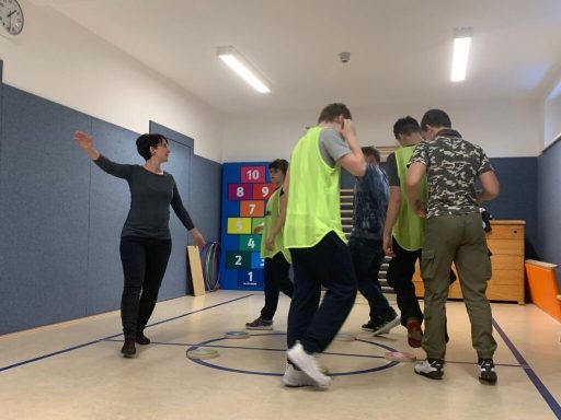 Eine Gruppe von Personen in einem Raum, die eine Aktivität zusammen durchführen.