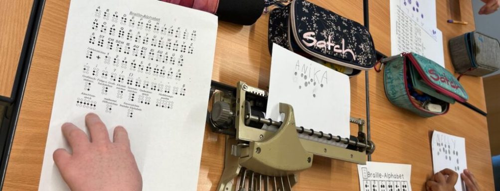 Eine Schreibmaschine und handgeschriebene Notizen auf einem Tisch.