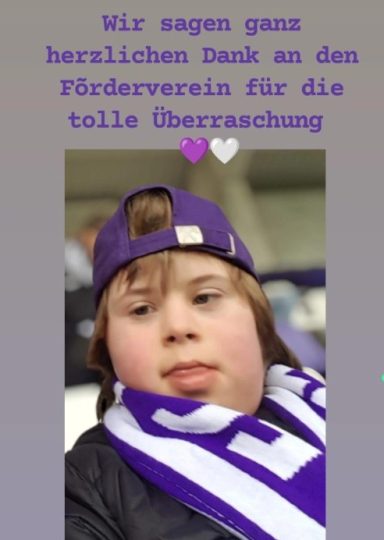 Junge mit lila-weißer Mütze und Schal, dankt Förderverein für Überraschung.
