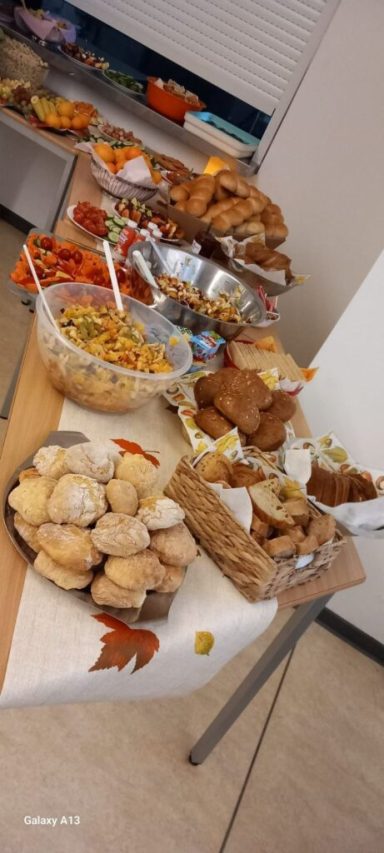 Ein Tisch mit verschiedenen Gerichten, Salaten und Gebäck für ein Buffete.