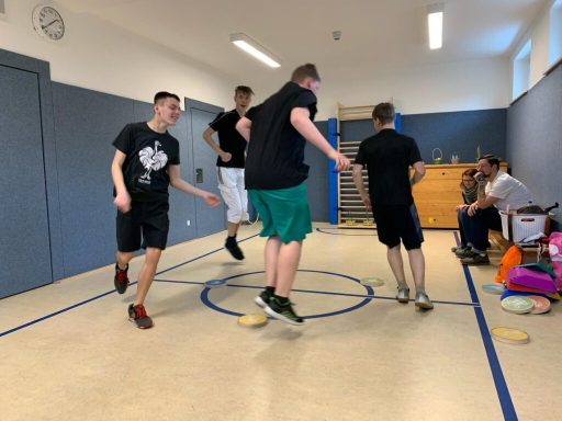 Gruppenerlebnis mit mehreren Personen, die in einem Raum Seilspringen.