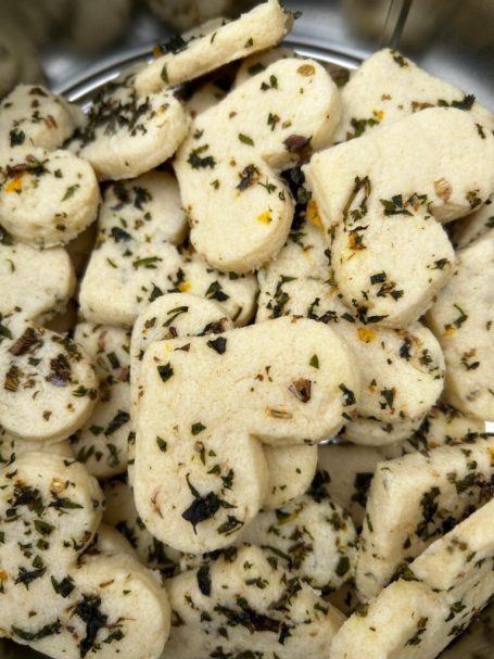 Herzförmige Kekse mit Kräutern und Gewürzen.