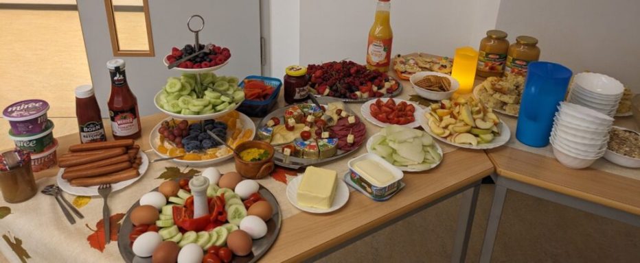 Ein Buffet mit verschiedenen Lebensmitteln, darunter Obst, Gemüse und Snacks.