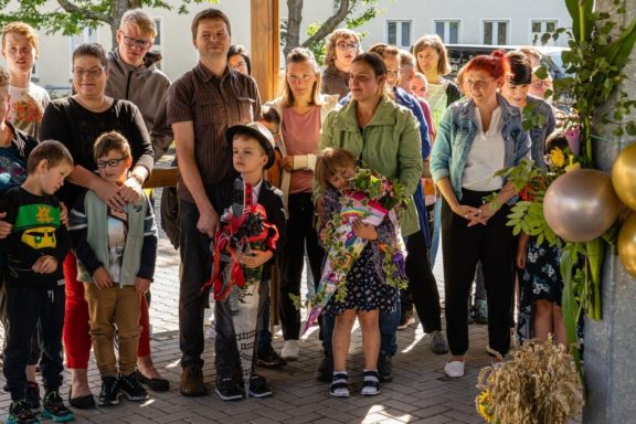 Gruppierung von Menschen unterschiedlichen Alters, die bei einer Veranstaltung zusammenstehen.