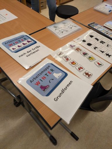 Tische mit Arbeitsblättern zu den Themen Winter und Garbentrenner.