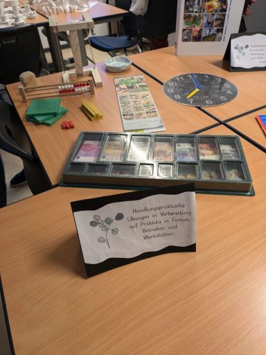 Auf einem Tisch liegen verschiedene Lernmaterialien und ein handgeschriebener Zettel.