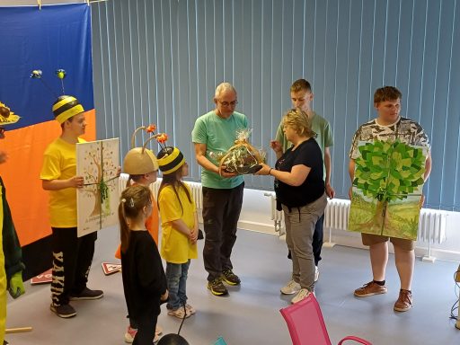 Gruppenspiel mit Kindern, die Kostüme tragen und gemeinsam an einer Aktivität teilnehmen.