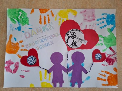 Zwei lila Figuren halten rote Herzen mit bunten Handabdrücken im Hintergrund.