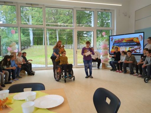 Kindergeburtstagsfeier in einem Raum mit dekoriertem Tisch und aktivem Spiel.