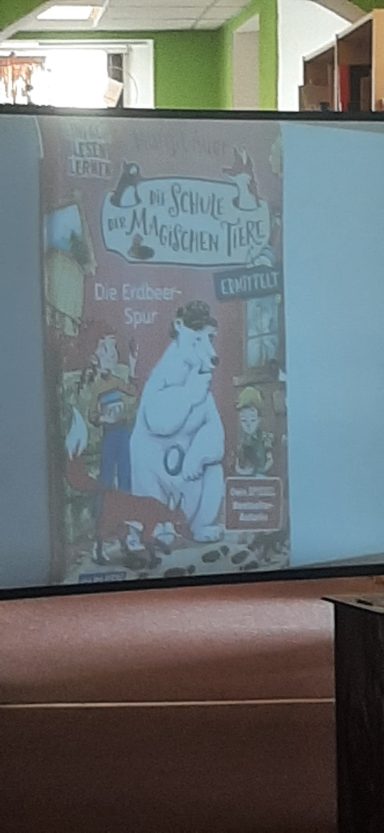 Cover eines Kinderbuchs mit einem großen, weißen Bären und bunten Illustrationen.