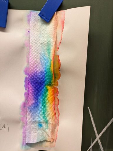 Buntes Aquarell in sanften Farben, vertikal auf Papier aufgetragen.