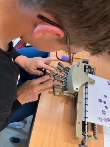 Eine Person verwendet eine Schreibmaschine, um auf Papier zu tippen.